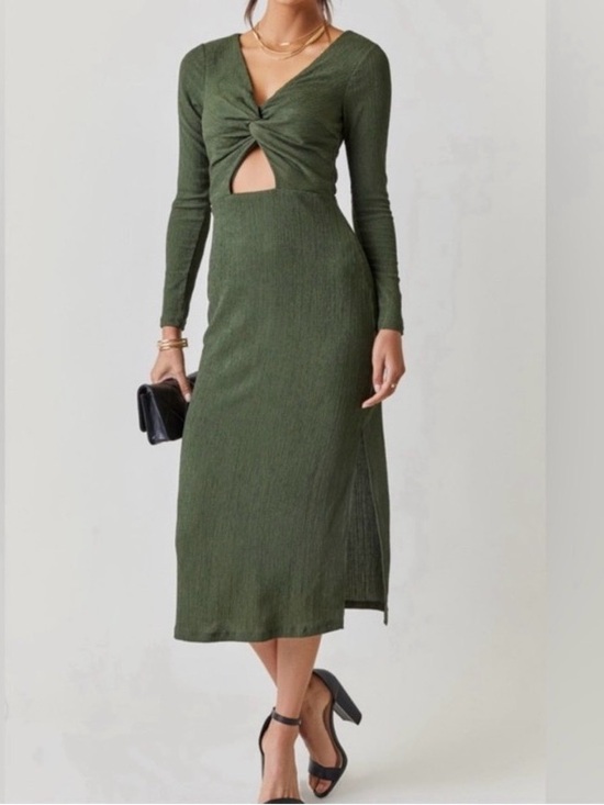 Francesca's Collections Dresses & Skirts - Francesca’s Long Sleeve Midi dress with front keyhole